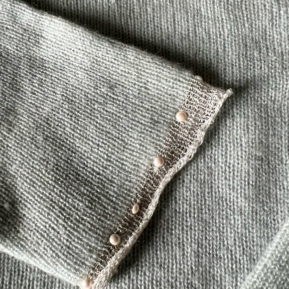 Delicate Burberry aqua colored crewneck with seed pearls - Picture 4 of 4